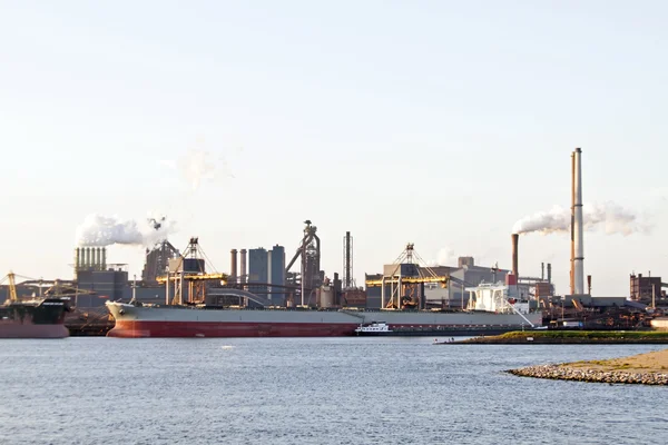 Industriële omgeving in de buurt van ijmuiden in Nederland — Stockfoto