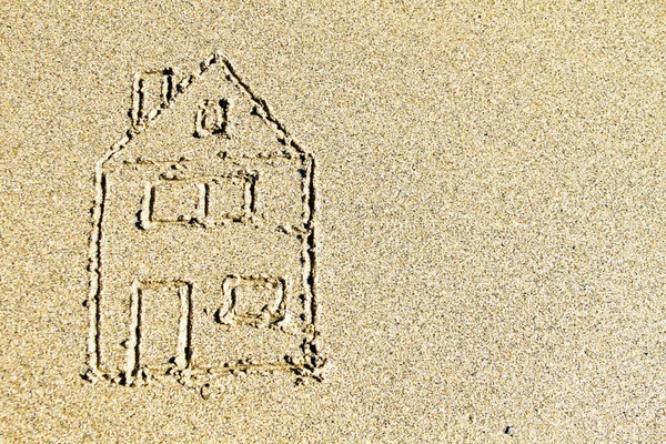 Casa desenhada na areia com espaço de cópia — Fotografia de Stock
