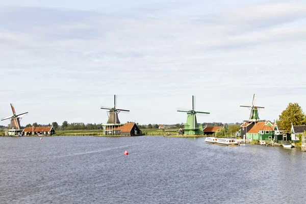 Ветряные мельницы на заводе Zaanse Schans в Нидерландах — стоковое фото