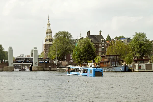 Pływający autobus jest rejs po kanałach Amsterdamu — Zdjęcie stockowe