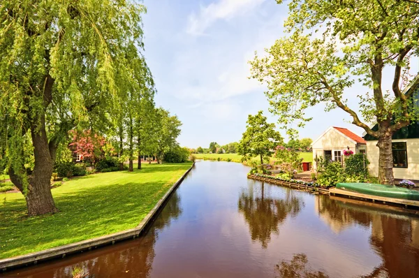 Typiska holländska landskapet i Nederländerna — Stockfoto