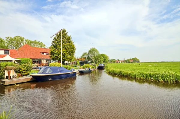 Typisch Hollands landschap in de zomer in Nederland — Stockfoto