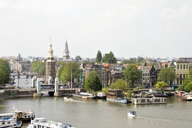 amsterdam Hollanda'da limandan klasik amsterdam manzaraya