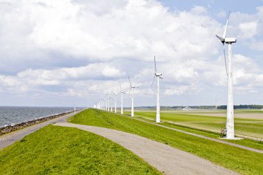 windturbines boyunca IJsselmeer Hollanda