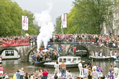 yüzen canal geçit töreninde gay pride hafta sonları katılmak.