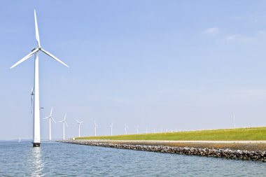 pedicured voeten op witte zandstrand