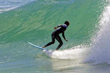 Dalgalar sörf sörfçü