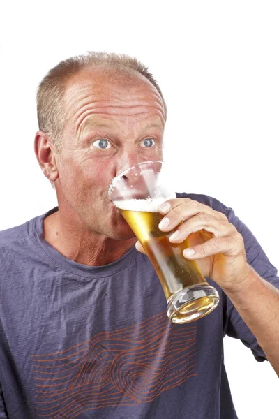 Egy férfi sört iszik. — Stock Fotó