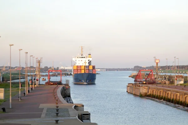 Cargo ship at IJmuiden harbor in the Netherlands — Stock Photo, Image