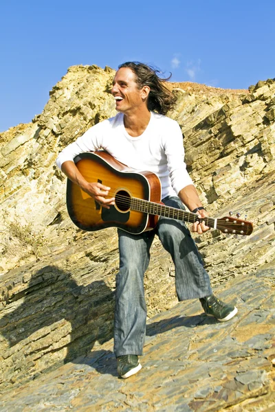 在岩石上的吉他手 — 图库照片
