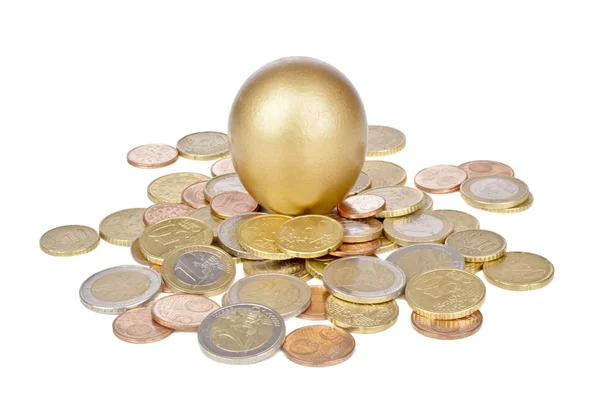 Złote jajko na monety na białym tle — Zdjęcie stockowe