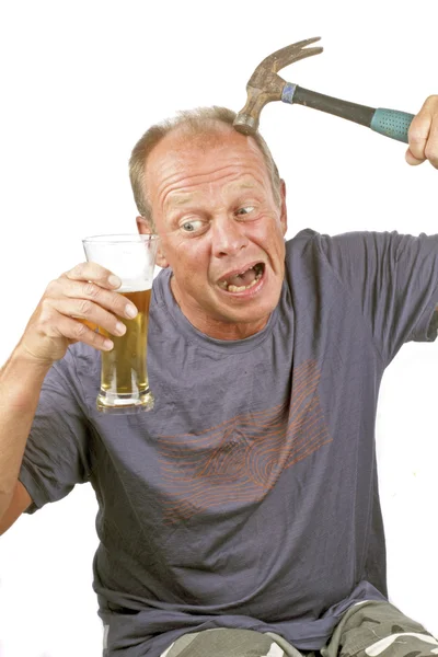 El hombre con el martillo viene después de beber demasiada cerveza. —  Fotos de Stock