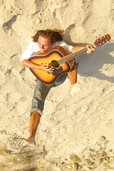 Guitar player on the rocks — Stock Photo, Image