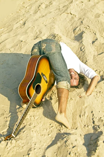 Guitar player on the rocks — Stock Photo, Image