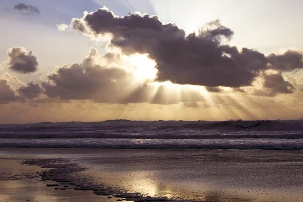 Belo pôr-do-sol no oceano atlântico em Portugal — Fotografia de Stock