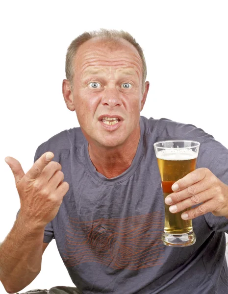 Egy férfi sört iszik. — Stock Fotó