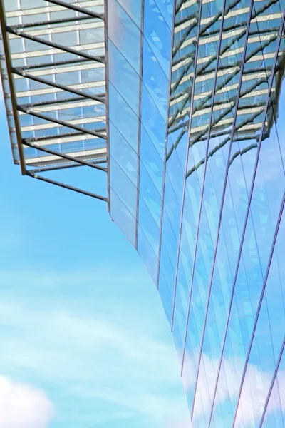 Moln speglar i glasbyggnad - hdr — Stockfoto