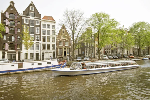Круизы по Амстердамским каналам — стоковое фото