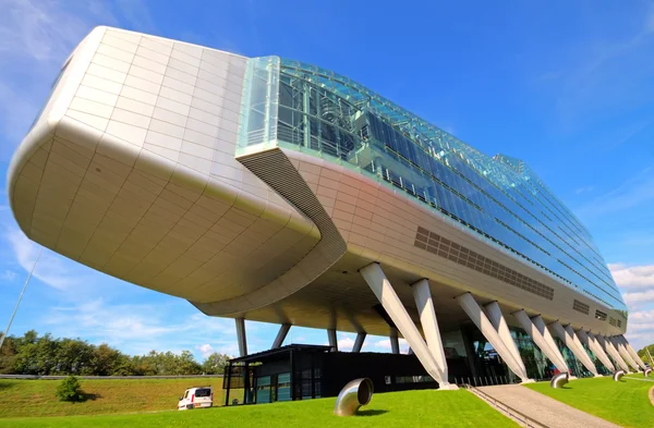 Edificio de vidrio futurista en Amsterdam, Países Bajos —  Fotos de Stock