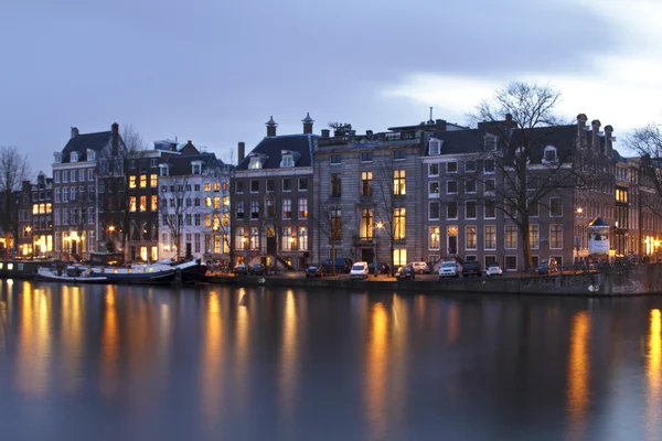 Amsterdam på natten i Nederländerna — Stockfoto