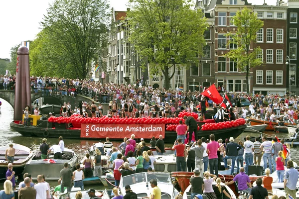 Amsterdam tekne canal geçit töreninde gay pride hafta sonları katılır. — Stok fotoğraf