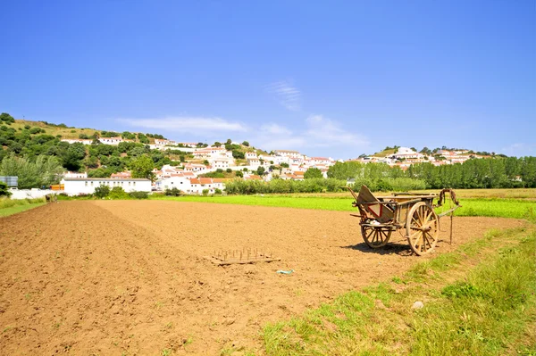Landbouwareaal met hand kar met uitzicht op aljezur in portugal — Stockfoto