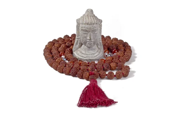 Rudraksha-perler, "Shivas øye" med en liten statue fra Shiva i midten. – stockfoto
