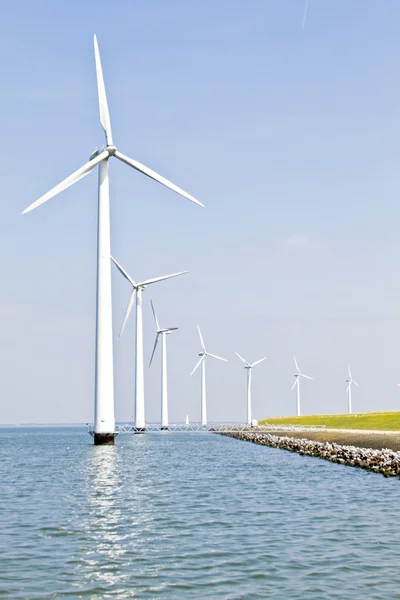 Windturbines на озером Ейсселмер в Нідерландах — стокове фото