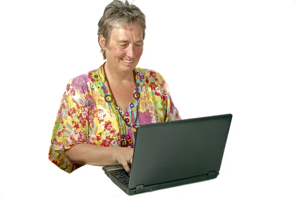 Όμορφη ώριμη γυναίκα πίσω από το laptop — Φωτογραφία Αρχείου