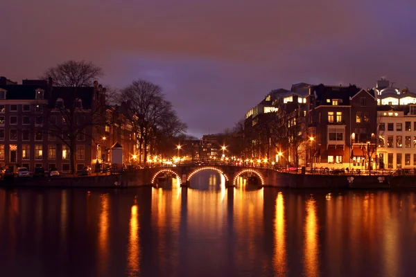 Amsterdam v noci v Nizozemsku — Stock fotografie