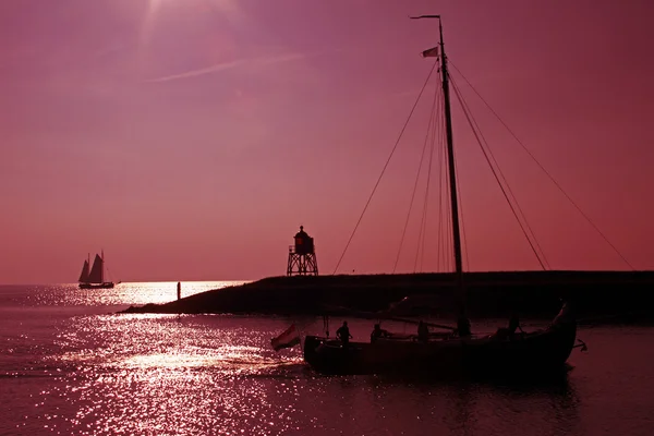 Piękny fioletowy zachód słońca w porcie marken w Holandii — Zdjęcie stockowe