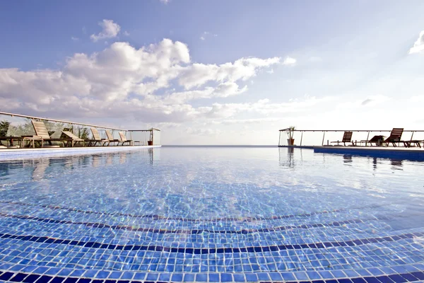 Plavecký bazén a modrá obloha — Stock fotografie