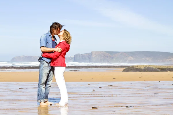 Paar verliefd op het strand — Stockfoto