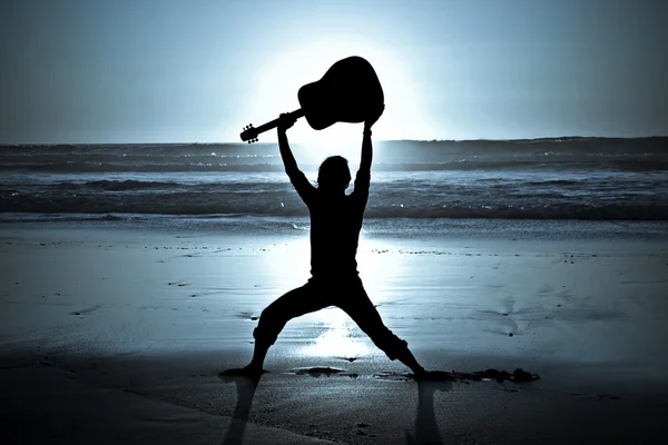 Guitar player on the beach at night — Stock Photo, Image