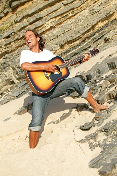 Guitarrista en las rocas — Foto de Stock