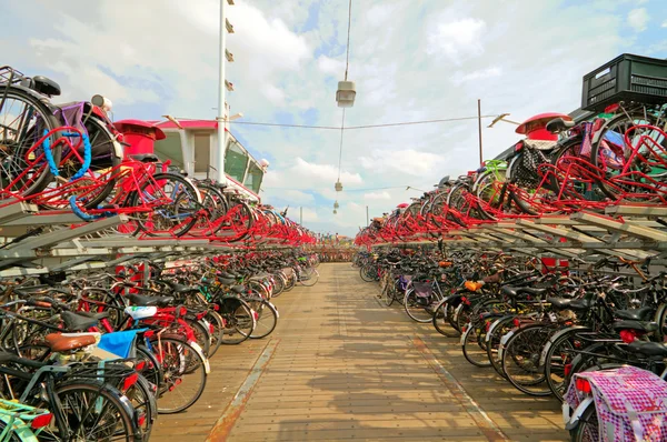 Fietsen, fietsen en fietsen in amsterdam Nederland - hdr — Stockfoto