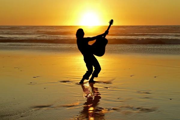 해질녘 해변에 기타 연주자 — 스톡 사진