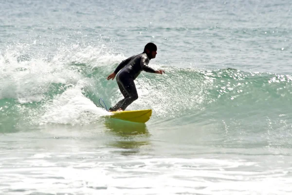 Surfista surfando as ondas no oceano atlântico — Fotografia de Stock