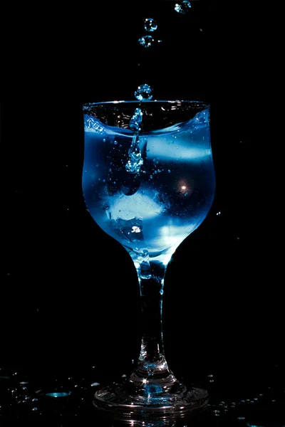 Liquore al curacao blu versato in un bicchiere — Foto Stock