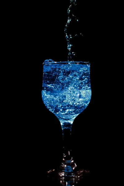 Licor de curaçao azul derramando em um copo — Fotografia de Stock