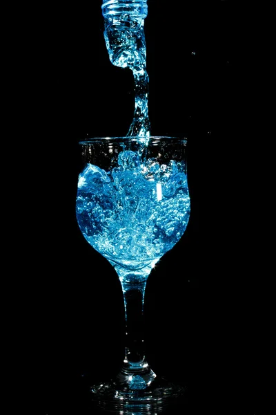 Blå curacao sprit hälla i ett glas — Stockfoto