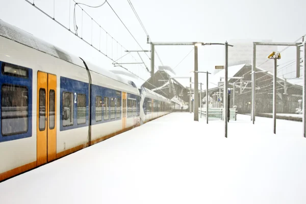 Trenes que conducen en tormenta de nieve en Bijlmerstation en Amsterdam, Países Bajos — Foto de Stock