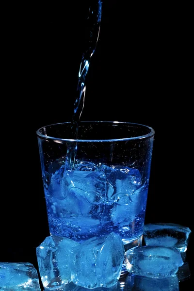 Blauw curacao likeur gieten in een glas — Stockfoto