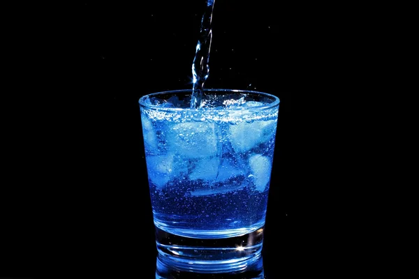 Блакитний кюрасао лікер вливається в склянку — стокове фото