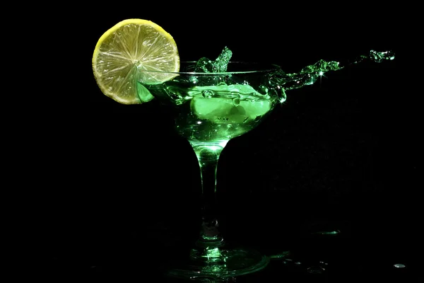 Zelený koktejl splash s citron — Stock fotografie