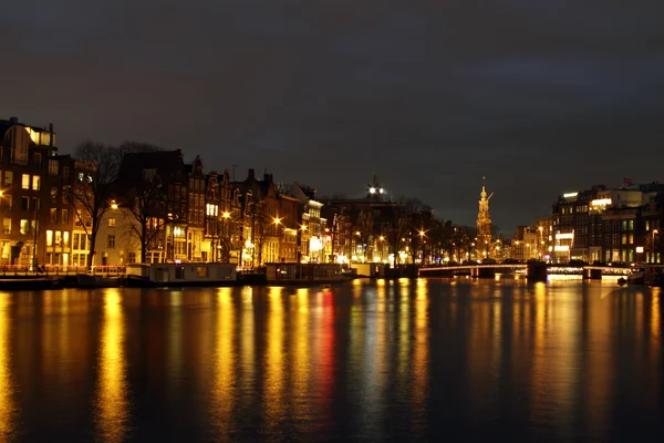 Amsterdam yöllä Alankomaissa — kuvapankkivalokuva