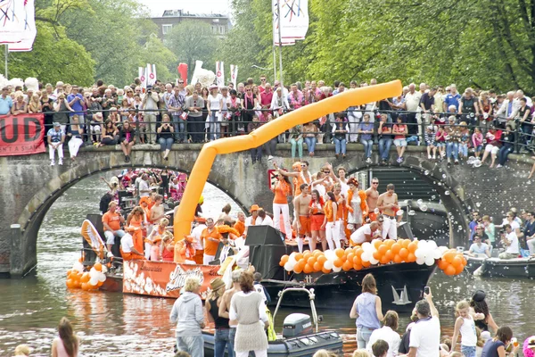 Flutuantes participam do Canal Parade no fim de semana do Orgulho Gay — Fotografia de Stock