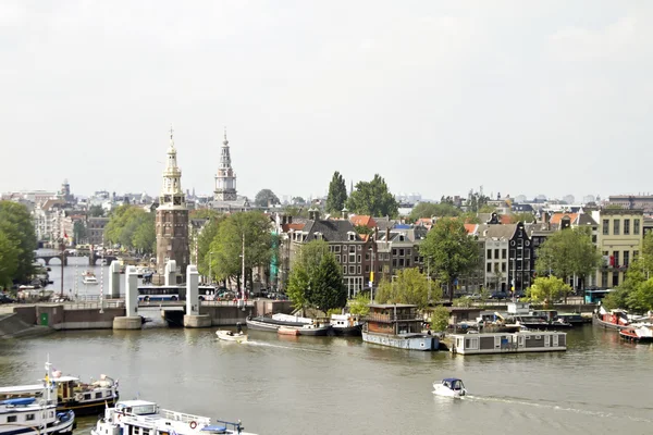 Classica Amsterdam vista dal porto di Amsterdam nei Paesi Bassi — Foto Stock
