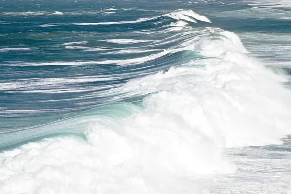 Oceánské vlny na jihozápadním pobřeží v Portugalsku — Stock fotografie