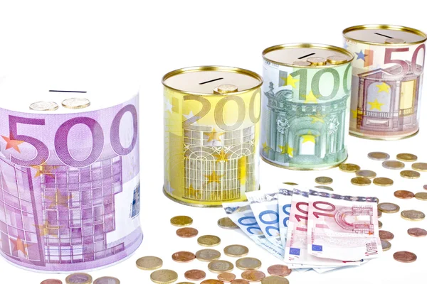 欧元纸币和硬币在白色背景上的小猪银行 — 图库照片